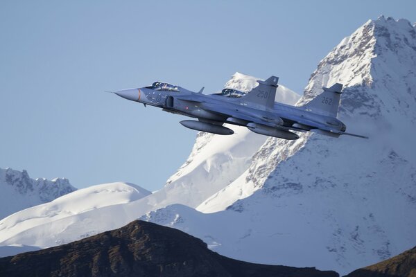 Vuelo de caza gripen en las montañas