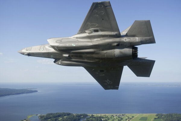 El avión F-35b se cierne sobre el mar