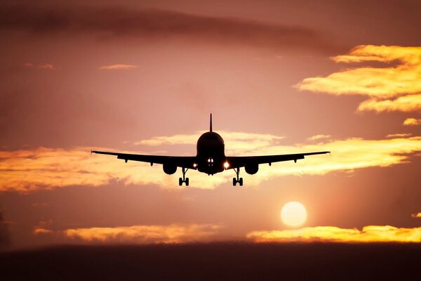 Flugzeug auf dem Hintergrund eines schönen Sonnenuntergangs