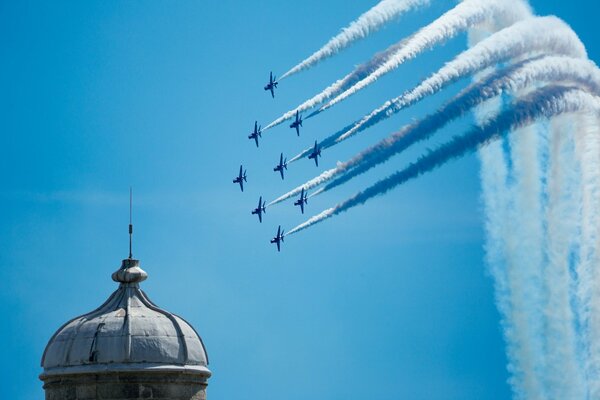 Show in the sky planes go in a wedge leaving streaks