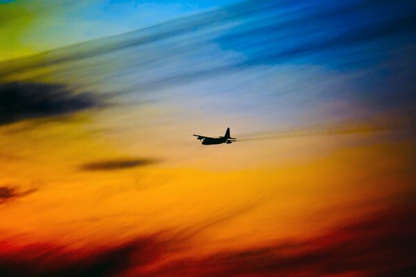 Dans la lueur du ciel vu la silhouette de l avion