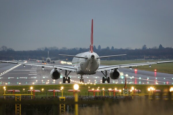 Avion de passagers sur la piste