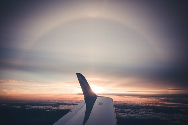 Ala del avión en una puesta de sol