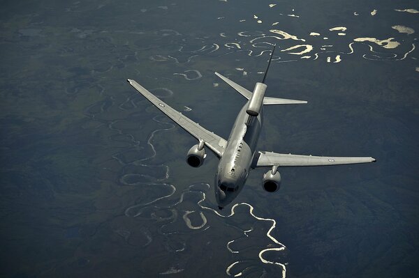 Lungo fiume sotto l aereo