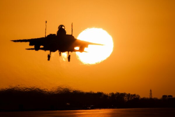 Ein Flugzeug fliegt vor dem Hintergrund eines schönen Sonnenuntergangs