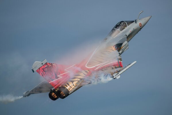 Le chasseur polyvalent Rafal coupe le ciel