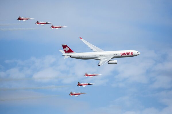 Schweizer Airbus a350 fliegt in den Himmel