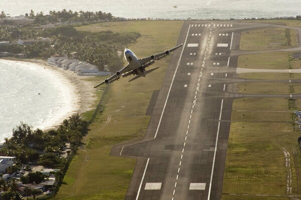 Passagierflugzeug stieg von der Startbahn ab