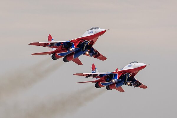 Un par de aviones de combate en vuelo en el fondo