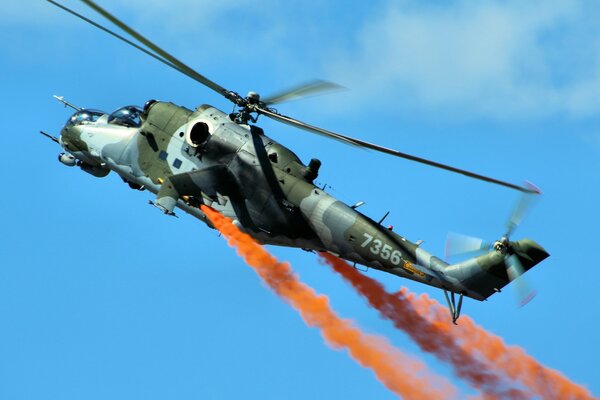 Hélicoptère de combat militaire sur fond de ciel