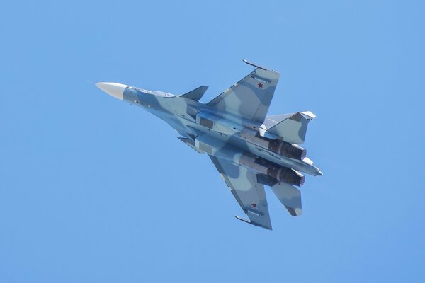 Russisches Su-30-Flugzeug im Flug Ansicht von unten