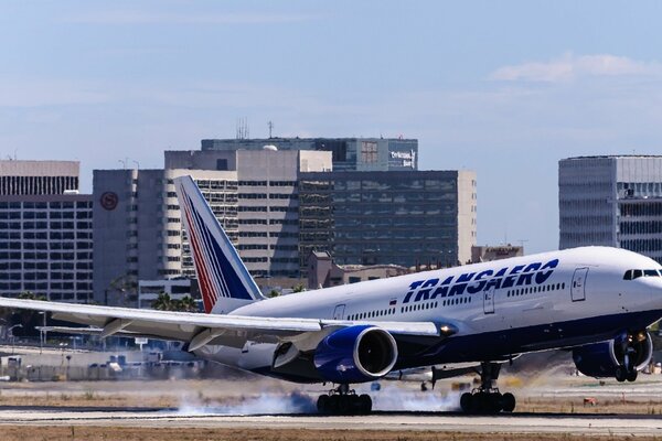 Un aereo passeggeri fa un atterraggio all aeroporto