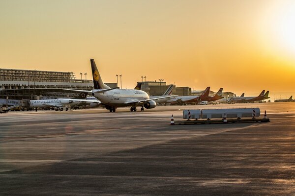 Avion de passagers Boeing à l aérodrome au coucher du soleil