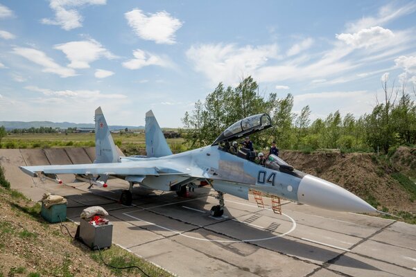 Avion su-30 debout sur la piste