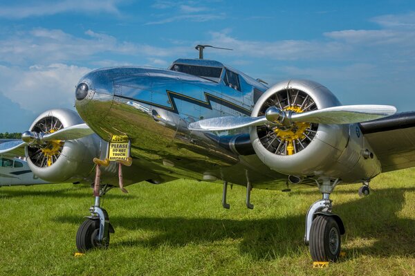 Avion sur fond de ciel dégagé sur l herbe