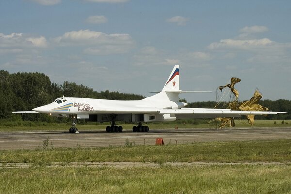 Landung des strategischen Überschallbombers TU-160-Raketenträger