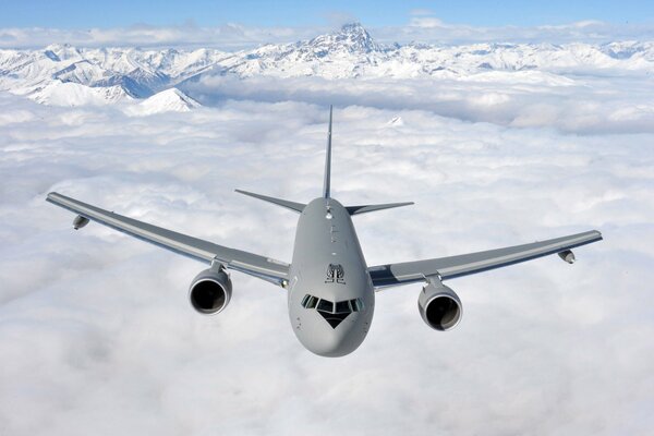 Avión de transporte Boeing vuela sobre las nubes