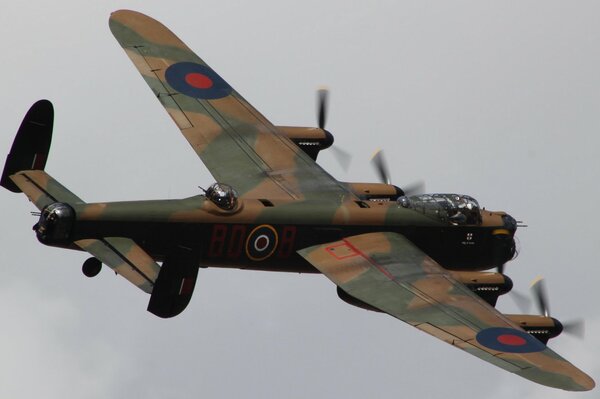 Bombardero pesado de cuatro motores Avro Lancaster