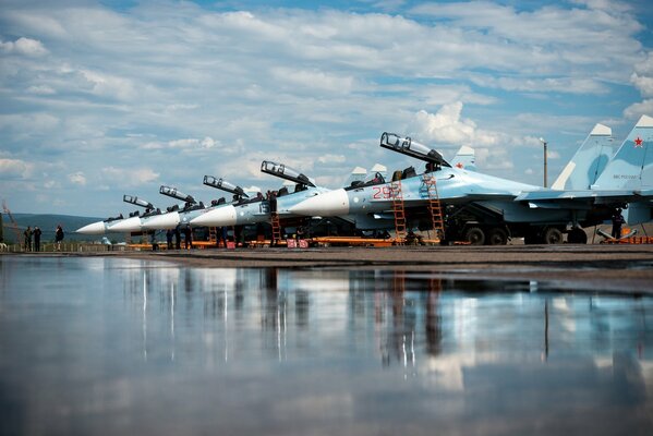 Russische Kampfjets stehen auf dem Flugplatz