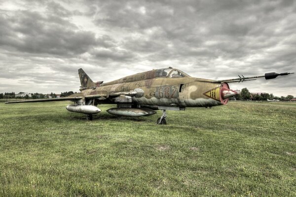 Aereo militare Mig ii sullo sfondo del cielo