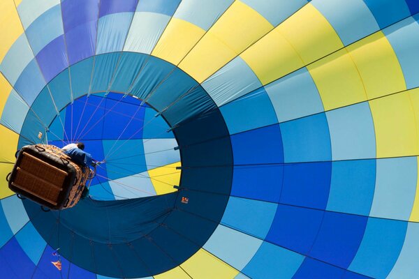 Ballon multicolore s envole avec les gens dans le panier