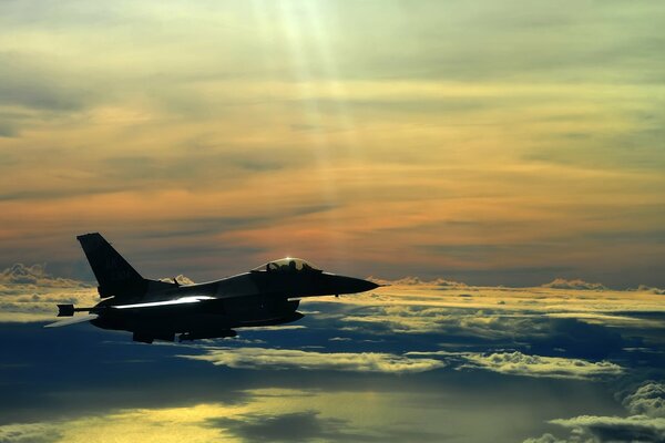 Caza militar entre las nubes al atardecer