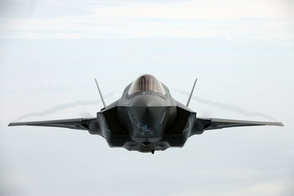 Un chasseur-bombardier F-35 vole dans le cadre