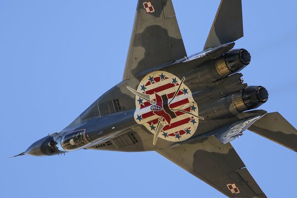 Caza multipropósito MIG-29A en el cielo realiza una maniobra