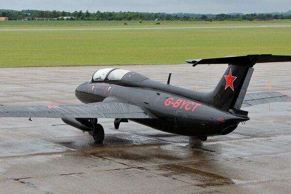 Lehr- und Ausbildungsflugzeug l-29 schwarz