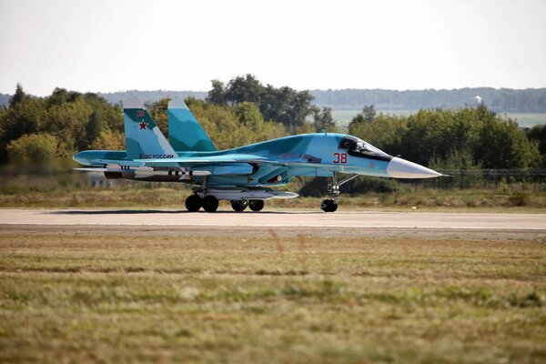 Su-34-Kampfflugzeug-Bomber auf der Landebahn