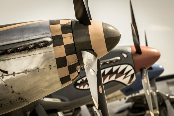 Sur l aérodrome sont de beaux combattants avec de puissantes hélices