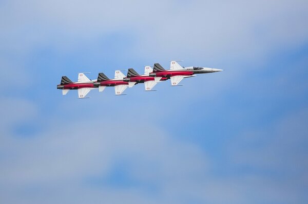 Desfile de aviones de combate en el cielo sobre Suiza