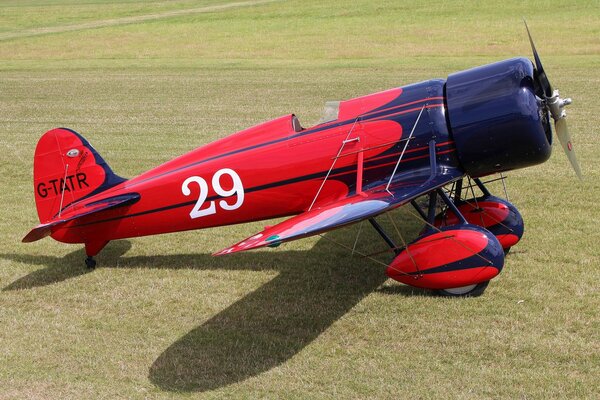 Avion de sport sur le terrain de décollage