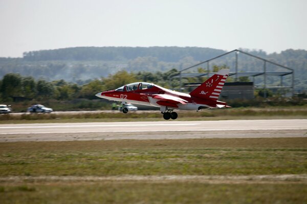 Avión de combate en la pista