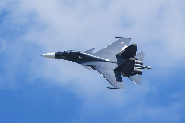 Su 30 cm Mehrzweckjäger zeigt Flug am Himmel