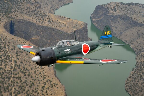 Un avión de combate militar sobrevuela el río