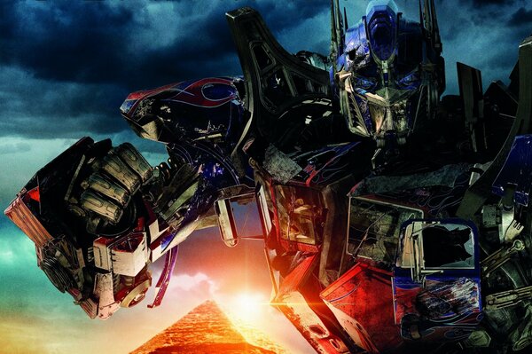 Optimus Prime sullo sfondo delle piramidi Transformers Revenge of the Fallen