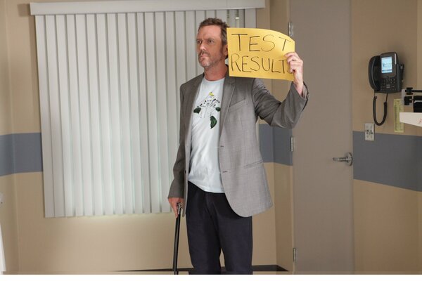 Dr House dans une veste avec une inscription