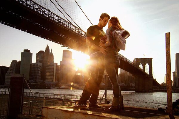 Ragazzo e ragazza sullo sfondo del tramonto