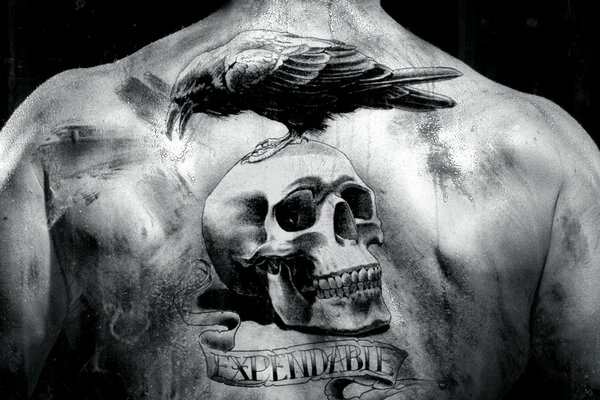 Film The Expendables spin con tatuaggio