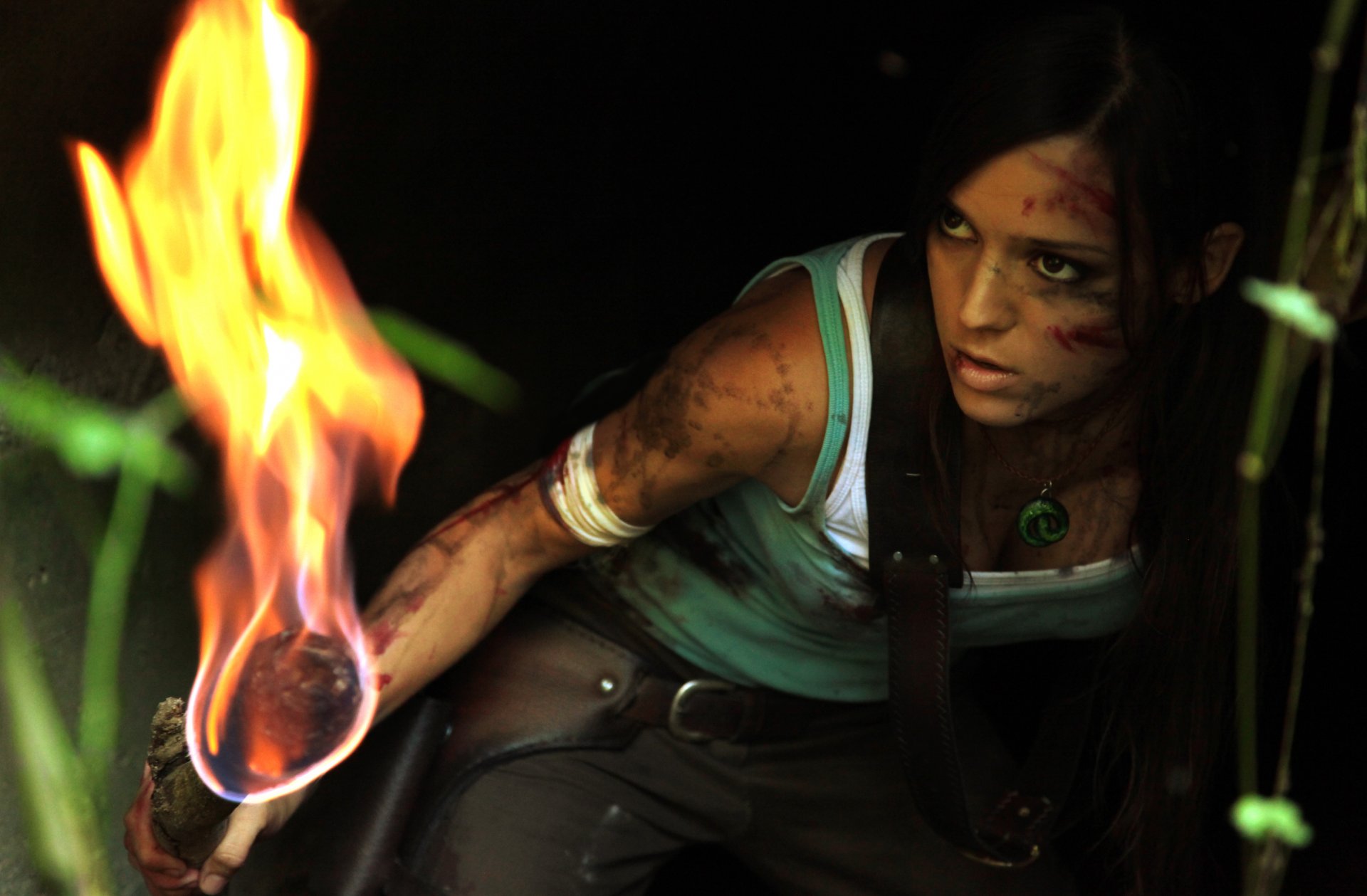 charlie brusseau cosplay lara croft tomb raider chica antorcha fuego barro