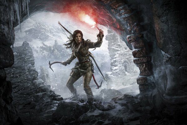 Lara Croft avec une torche entre dans une grotte sombre