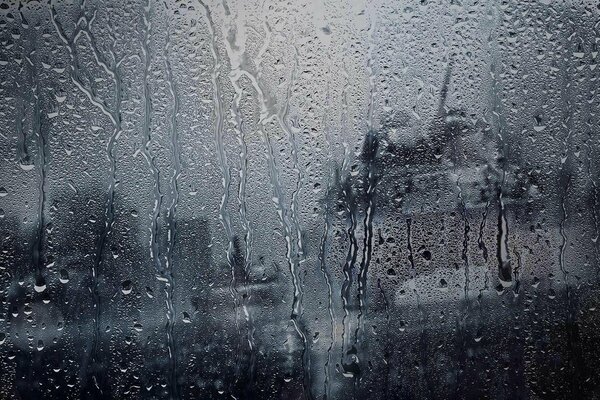 La pluie coule des gouttes sur le verre