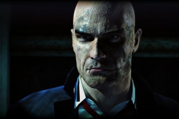 Agente 47 con una mirada seria de hitman absolution