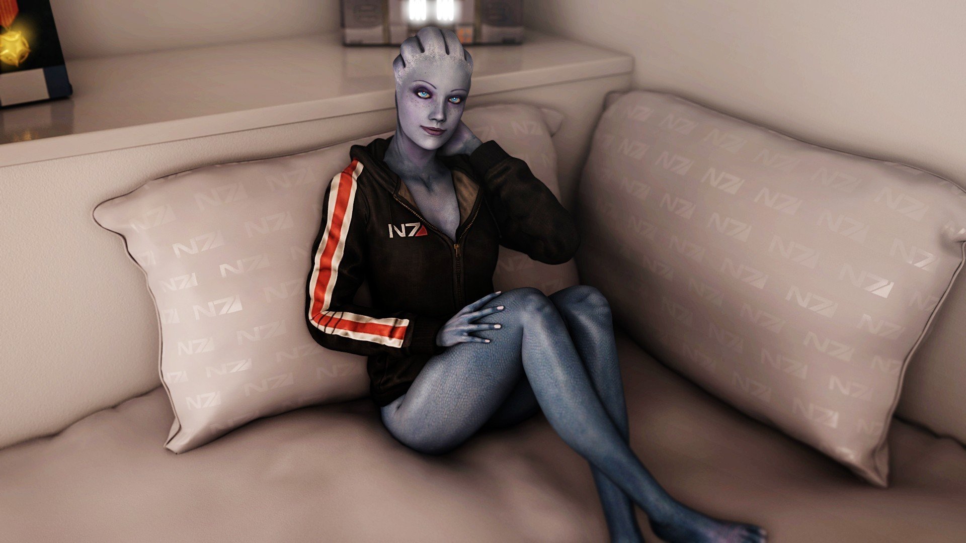 dziewczyna liara t soni spojrzenie uśmiech siedzi sofa mass effect