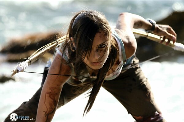 Cosplay Su Lara Croft bella ragazza con il sangue sulla pelle