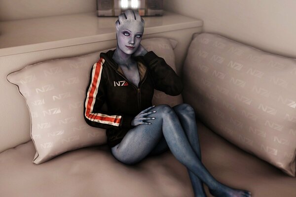 Azari di mass effect si siede sorridendo sul divano