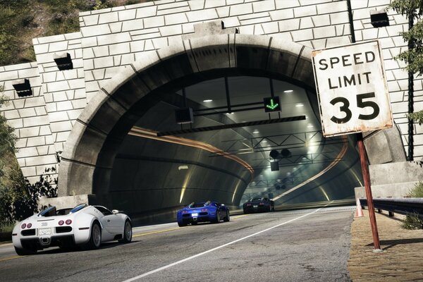 La route, le tunnel et les voitures de course qui en sortent