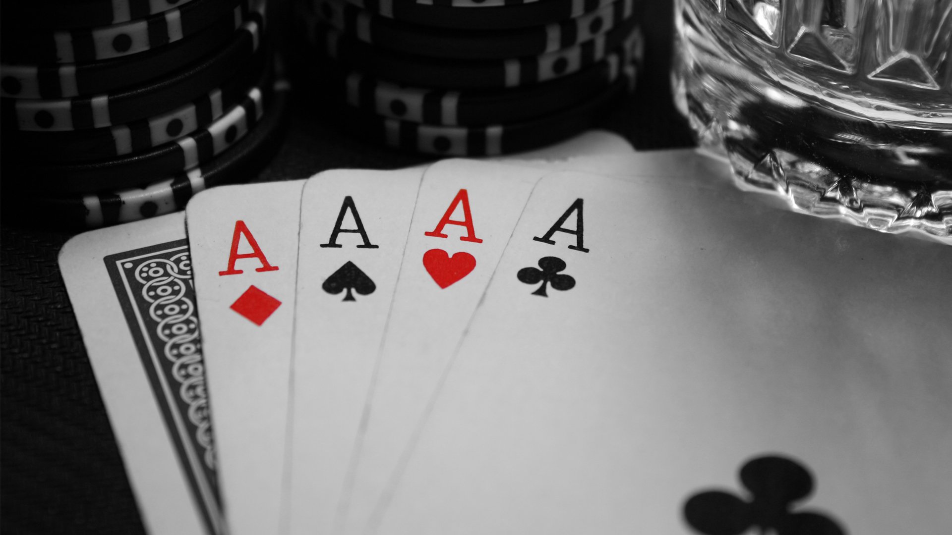 poker cartes as noir blanc jeu tambourins pics vers clubs jetons verre