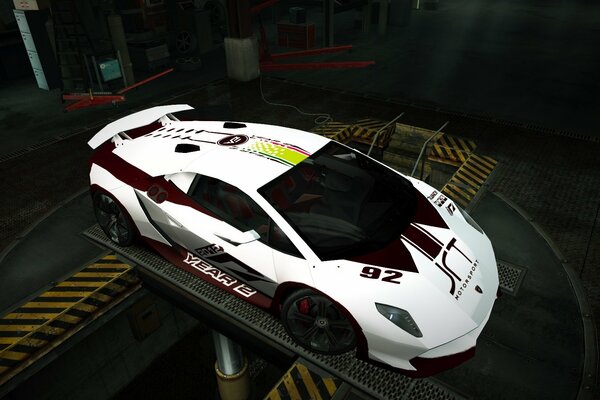 Weißes Lamborghini-Auto in der Garage beim Tuning